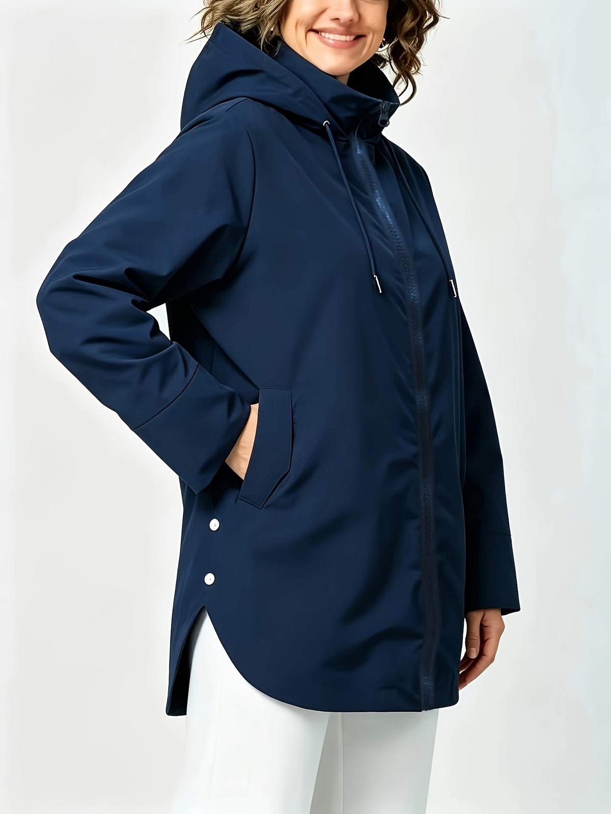 Veste grande taille, capuche, fermeture zippée, coupe-vent, mise en situation