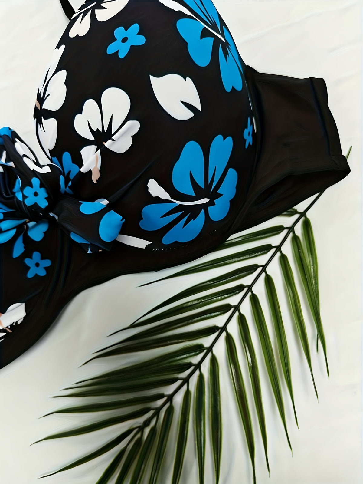 Haut de maillot de bain grande taille — Fleurs et nœud devant