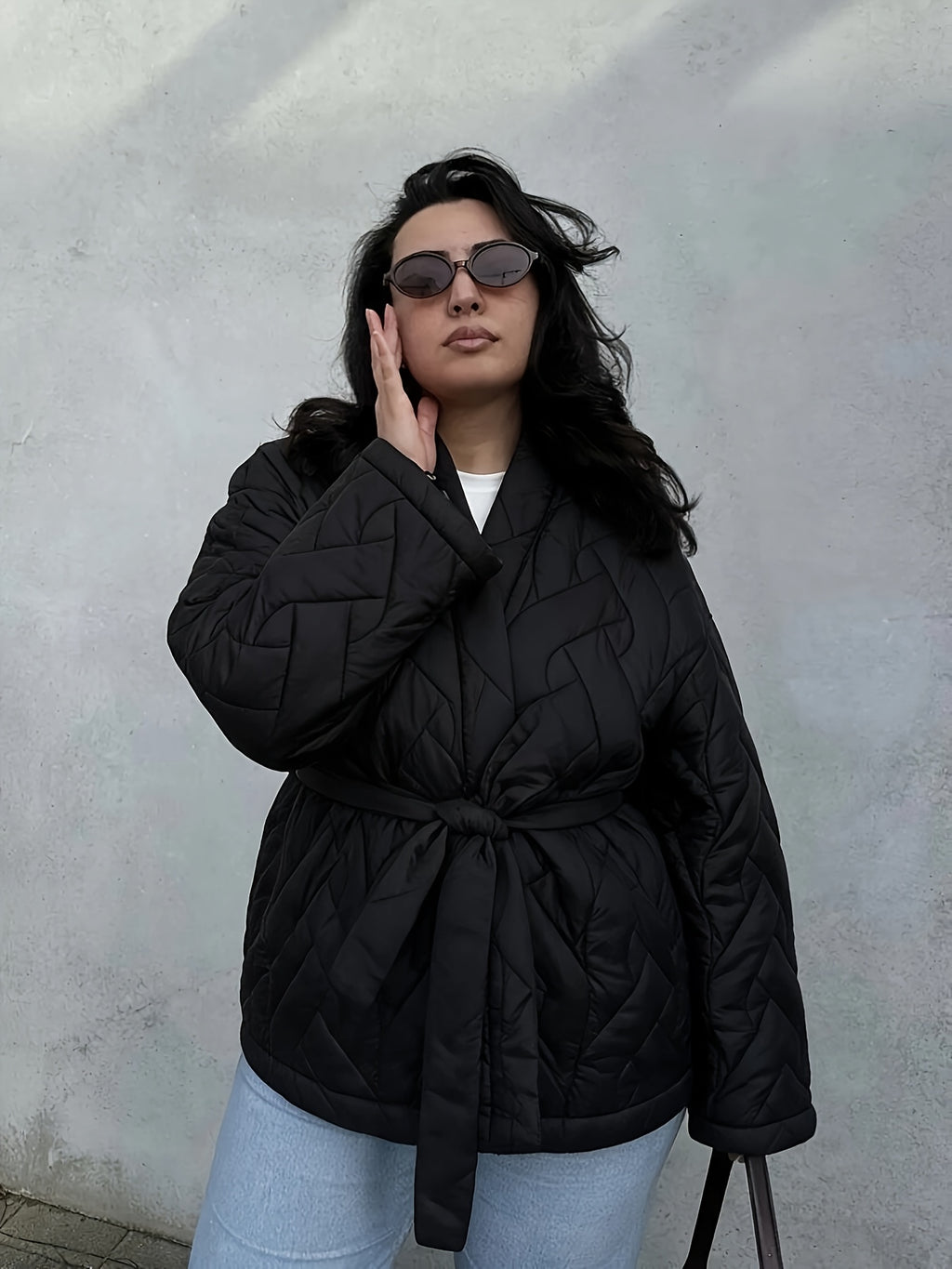 Veste grande taille, coupe ample, ceinture assortie, poches pratiques, détail du col