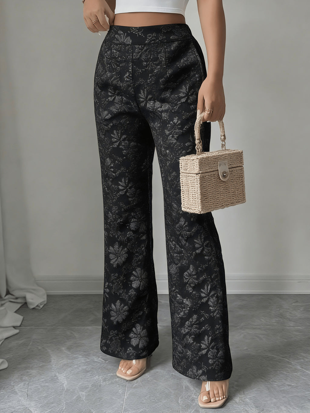 Pantalon grande taille, coupe évasée, poches plaquées, allure élégante, détail du col