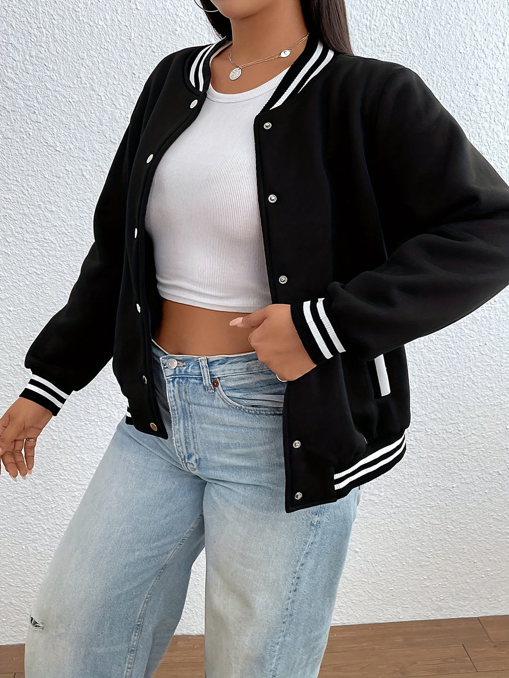 Veste grande taille, poches pratiques, chaleur d'hiver, détail du tissu