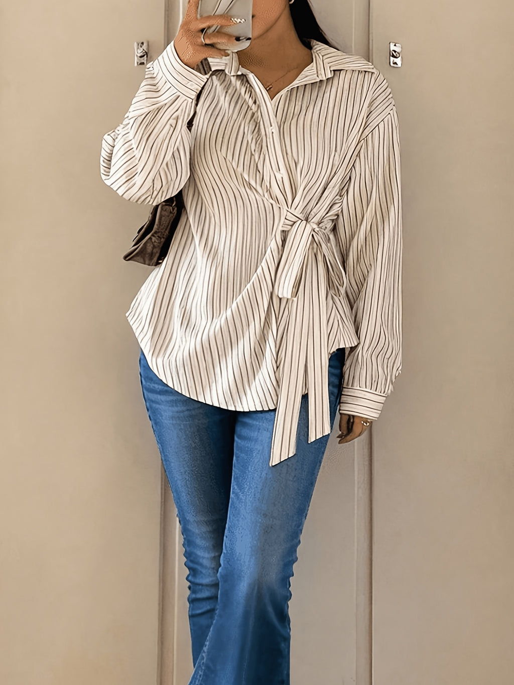 Chemise grande taille à rayures, ligne nette, porté de face