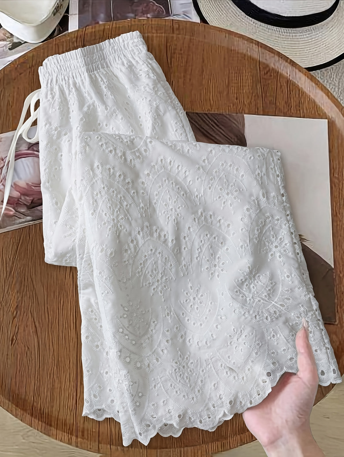 Pantalon grande taille à broderies, coupe droite, ligne nette — composition : 100% Polyester Image