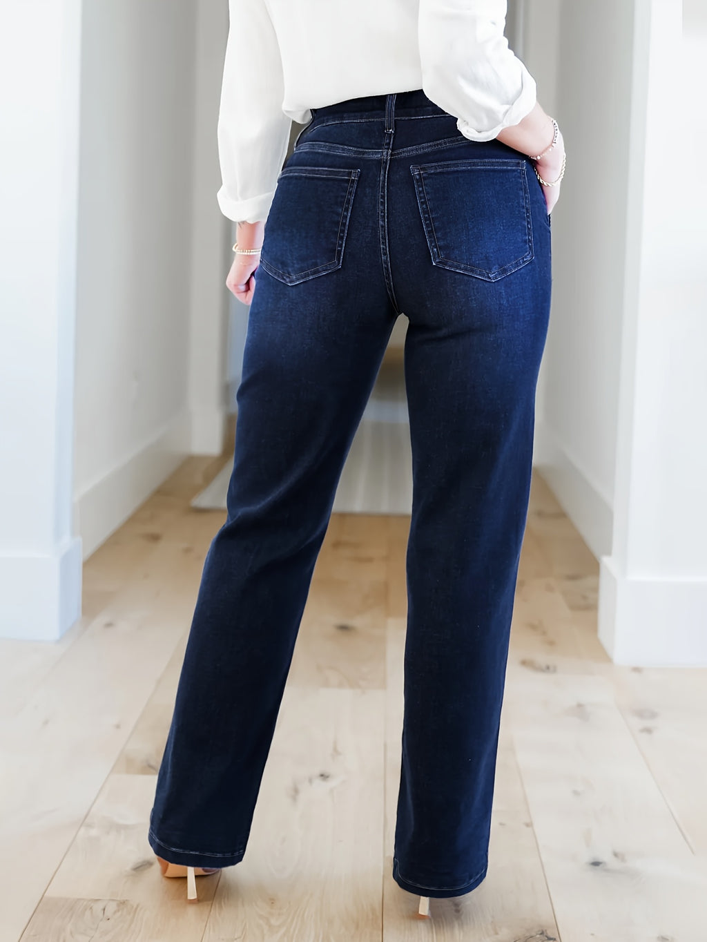 Jean grande taille, boutonnage, tenue franche, esprit décontracté, vu de dos