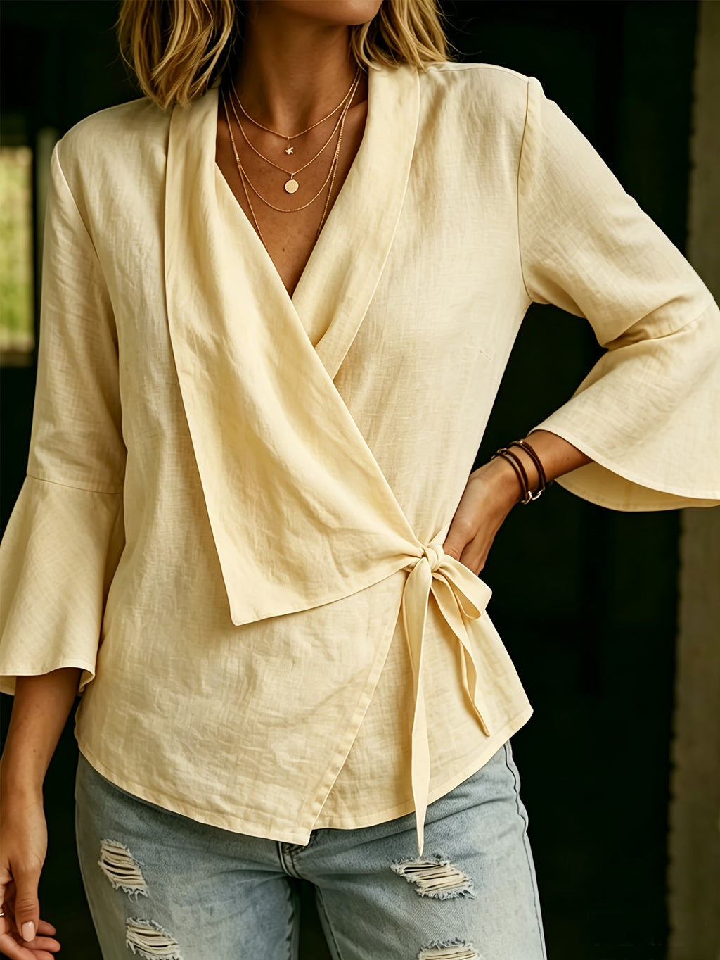 Top grande taille, coupe ample, col V, ligne nette, vu de dos