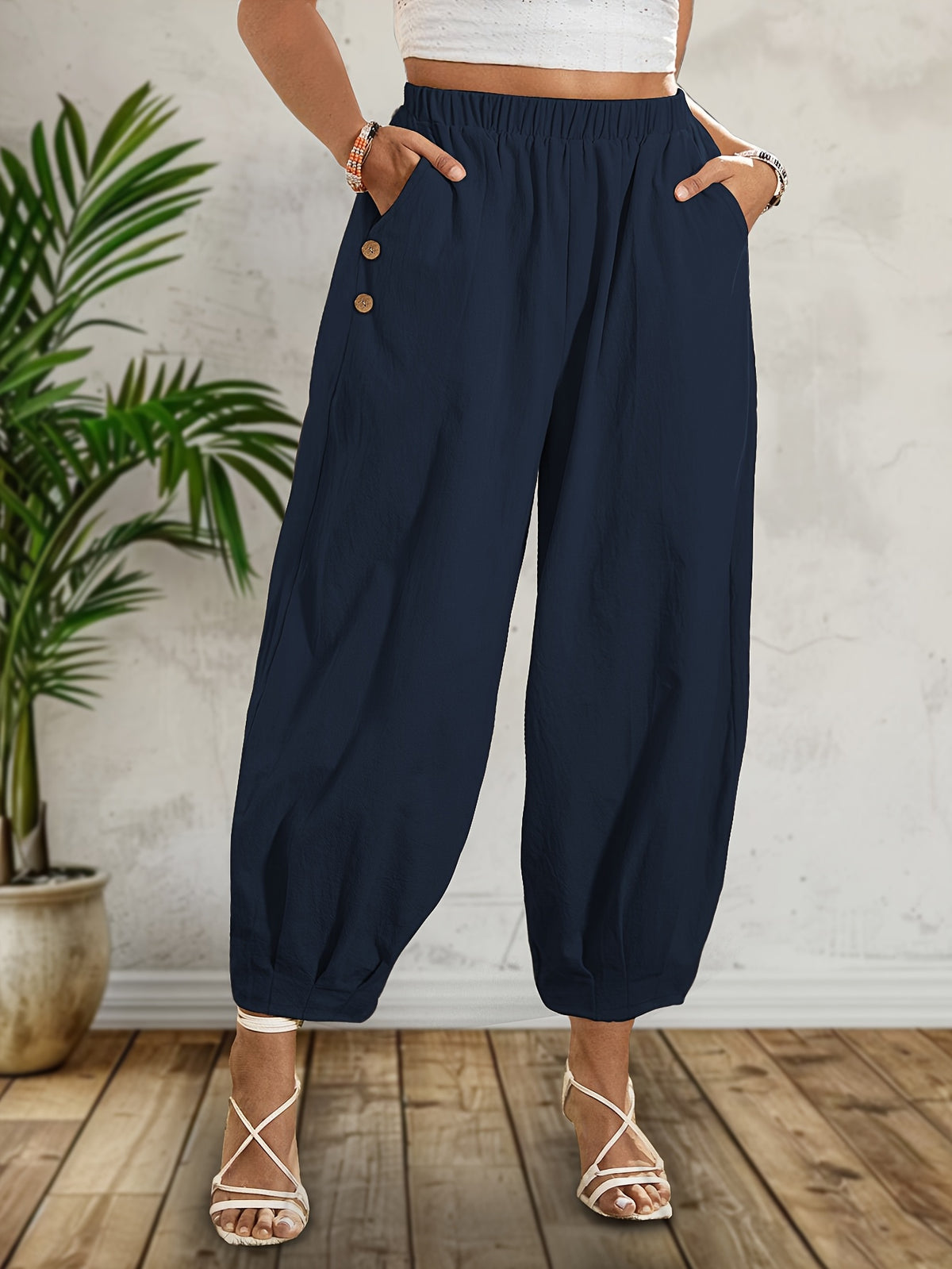Pantalon grande taille, ligne nette, allure élégante, détail du tissu