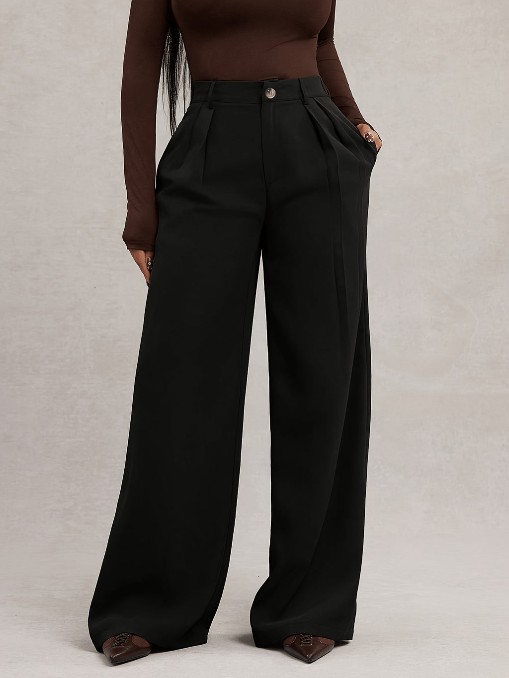 Pantalon grande taille, coupe droite, poches plaquées, porté de face