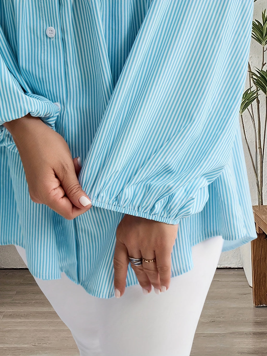 Chemise grande taille à rayures, col polo, détail du col