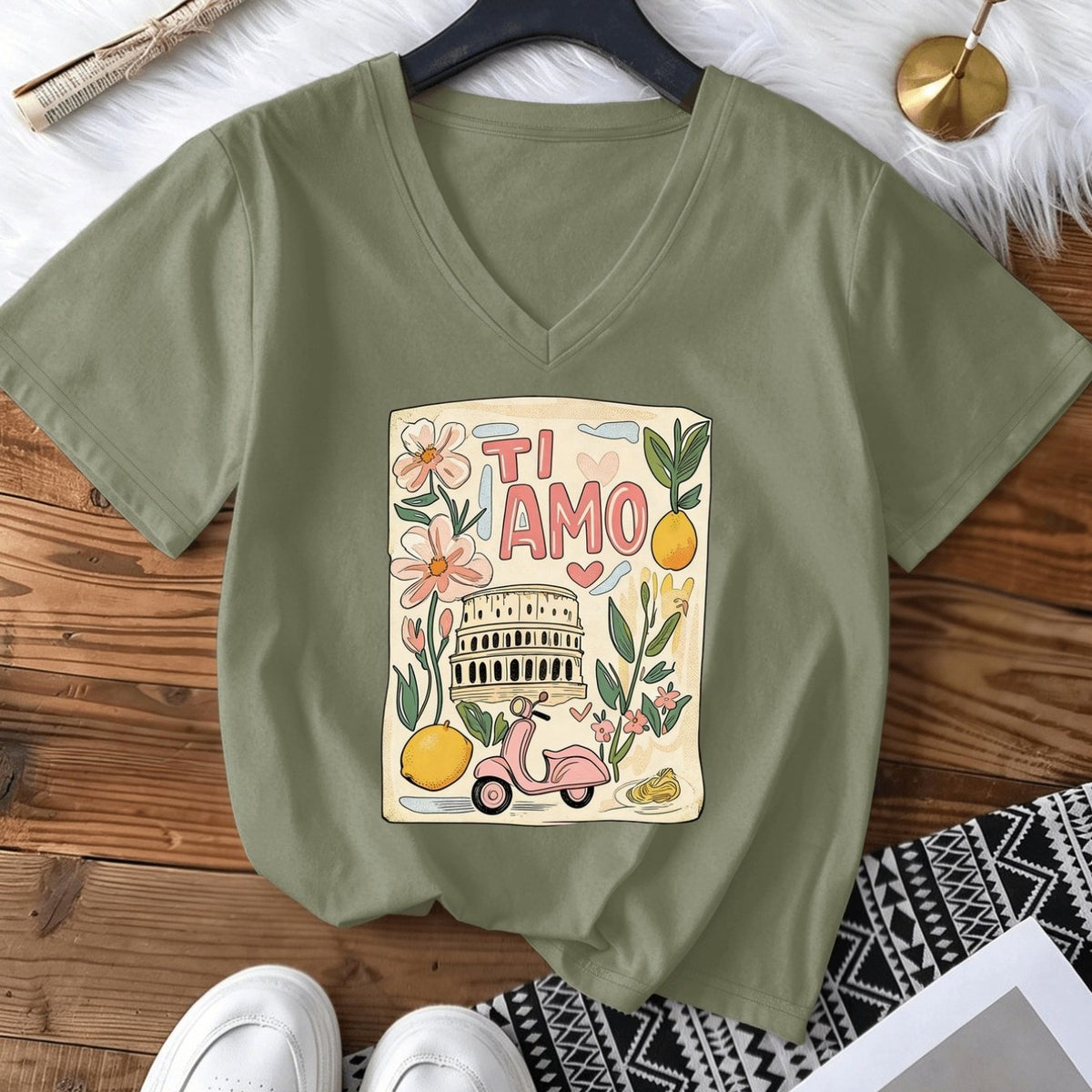 T-shirt grande taille, coupe ample, col V, manches courtes — matière : coton