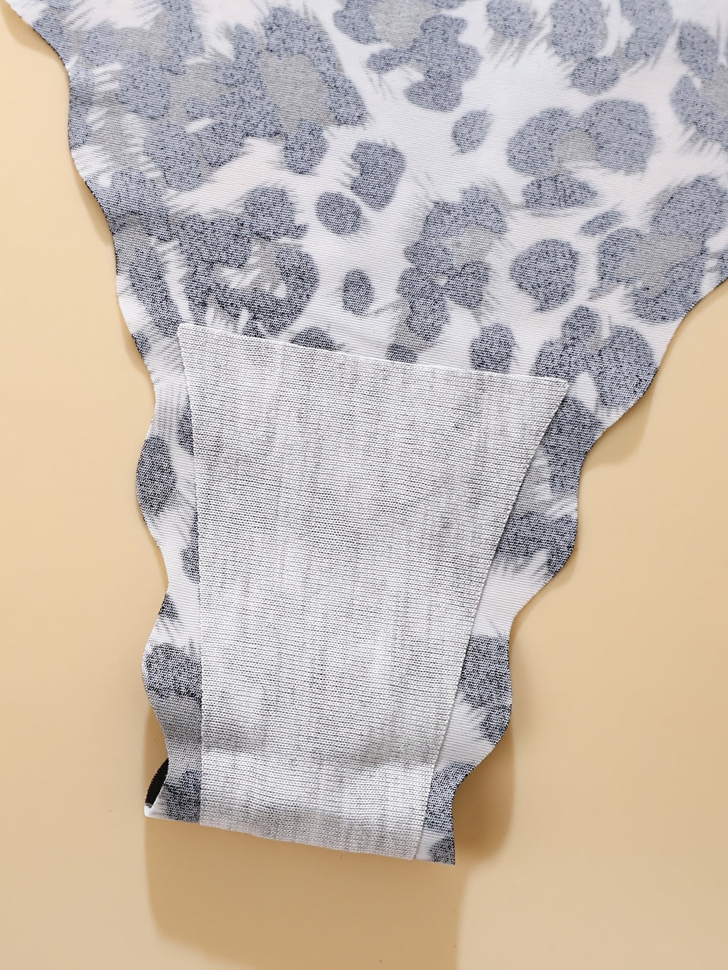 Culotte grande taille à imprimé léopard, volants, détail du col