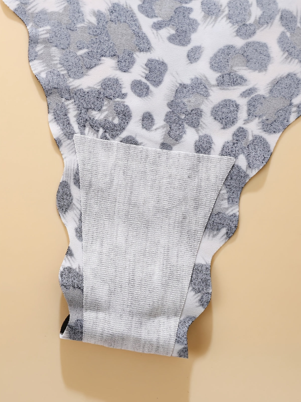 Culotte grande taille à imprimé léopard, volants, détail du col