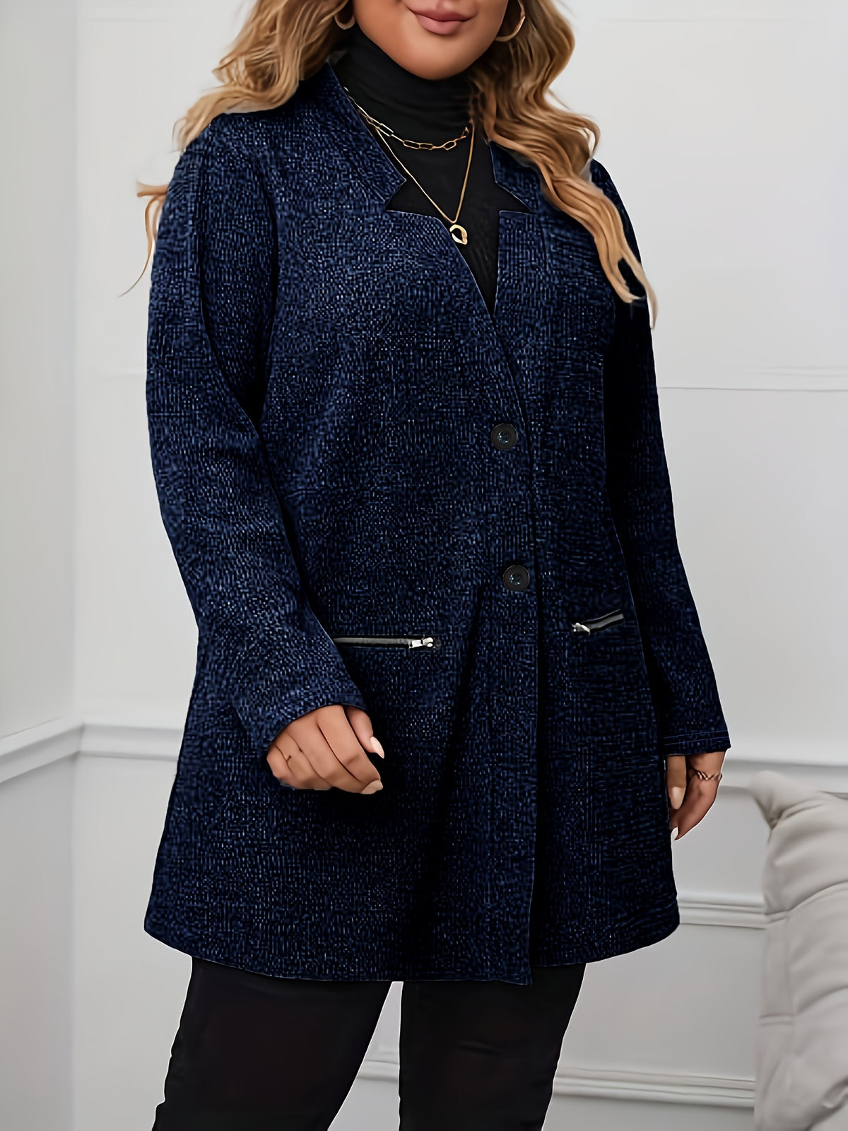 Manteau grande taille, col V, détail du tissu
