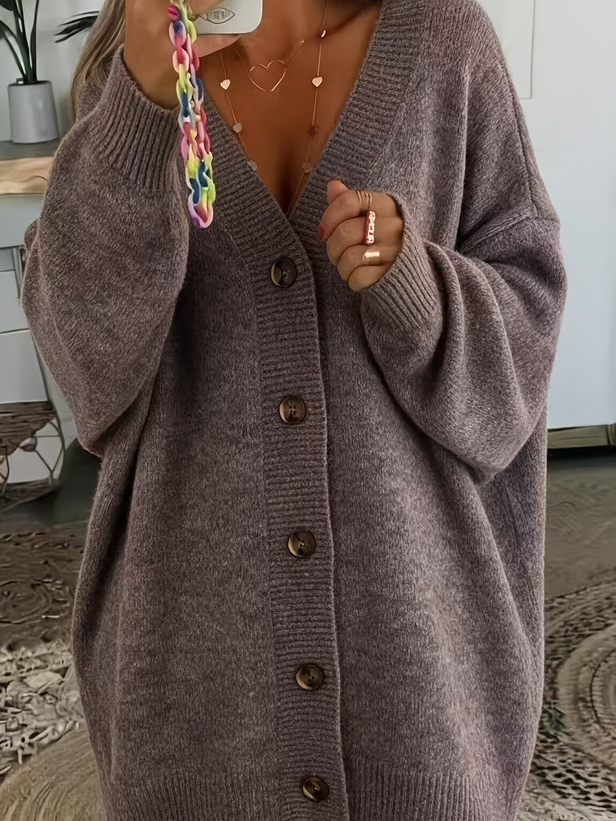 Veste grande taille en laine, coupe ample, col V, tenue chaude, porté de face