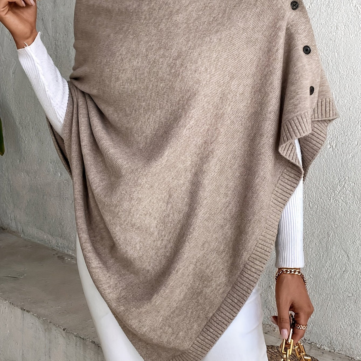 Pull grande taille, coupe oversize, épaules dénudées, porté de face