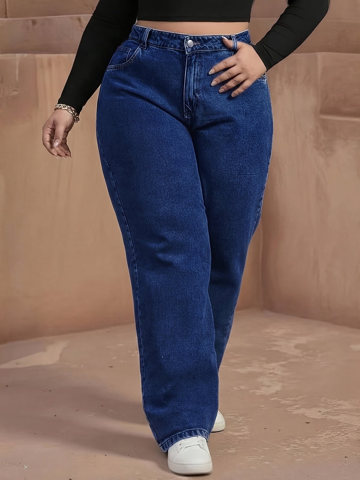 Jean grande taille, coupe droite, délavage doux, tenue franche Image