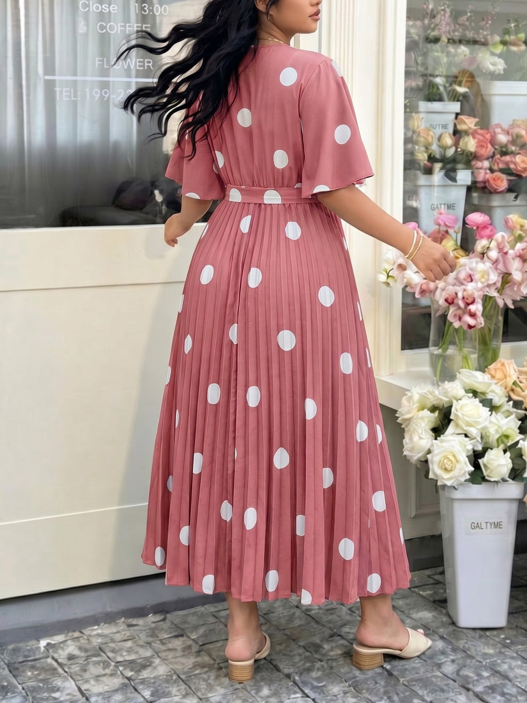 Robe midi grande taille, pois et jupe plissée soleil