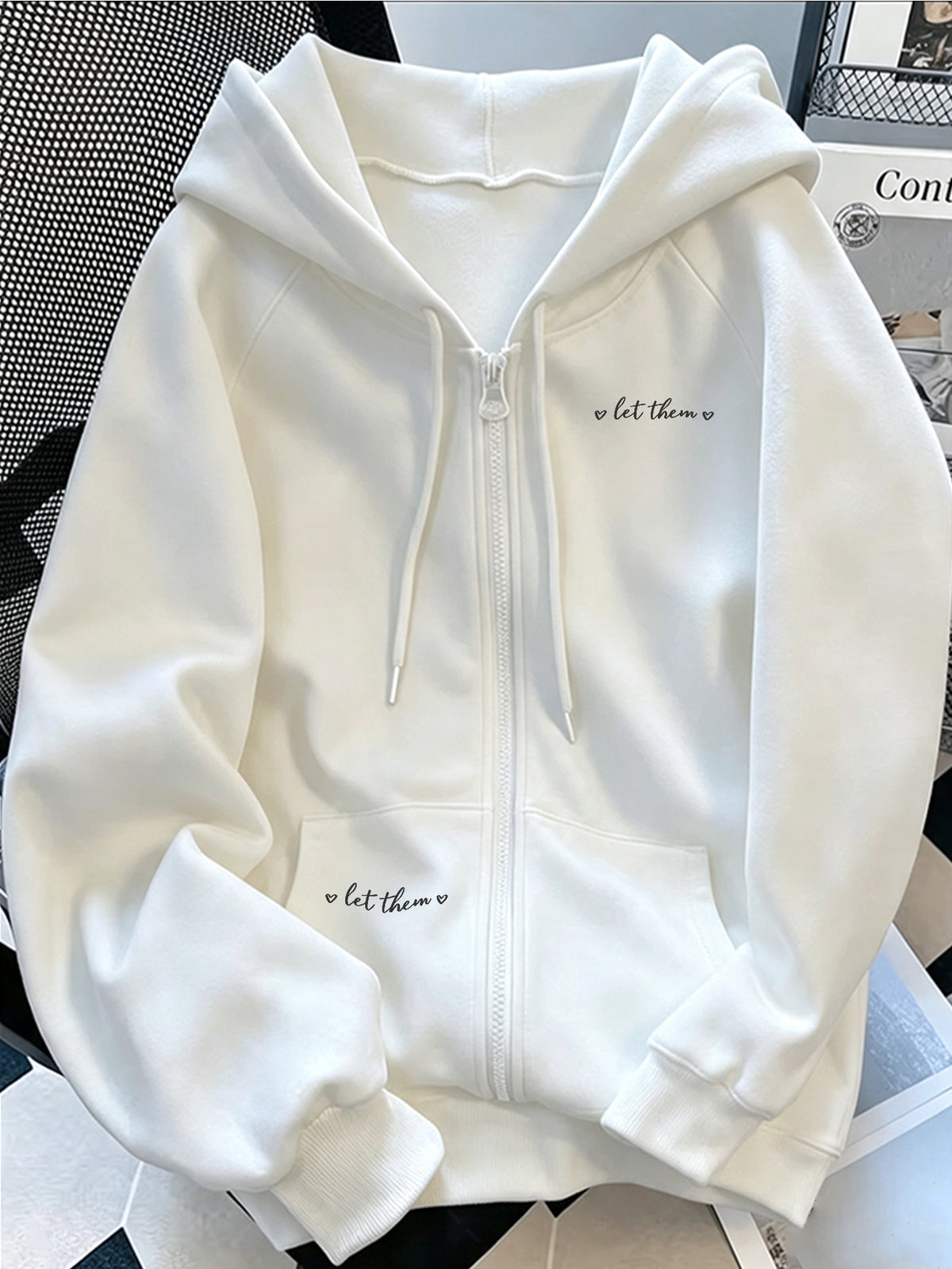 Veste grande taille à broderies, coupe oversize, manches longues, gros plan