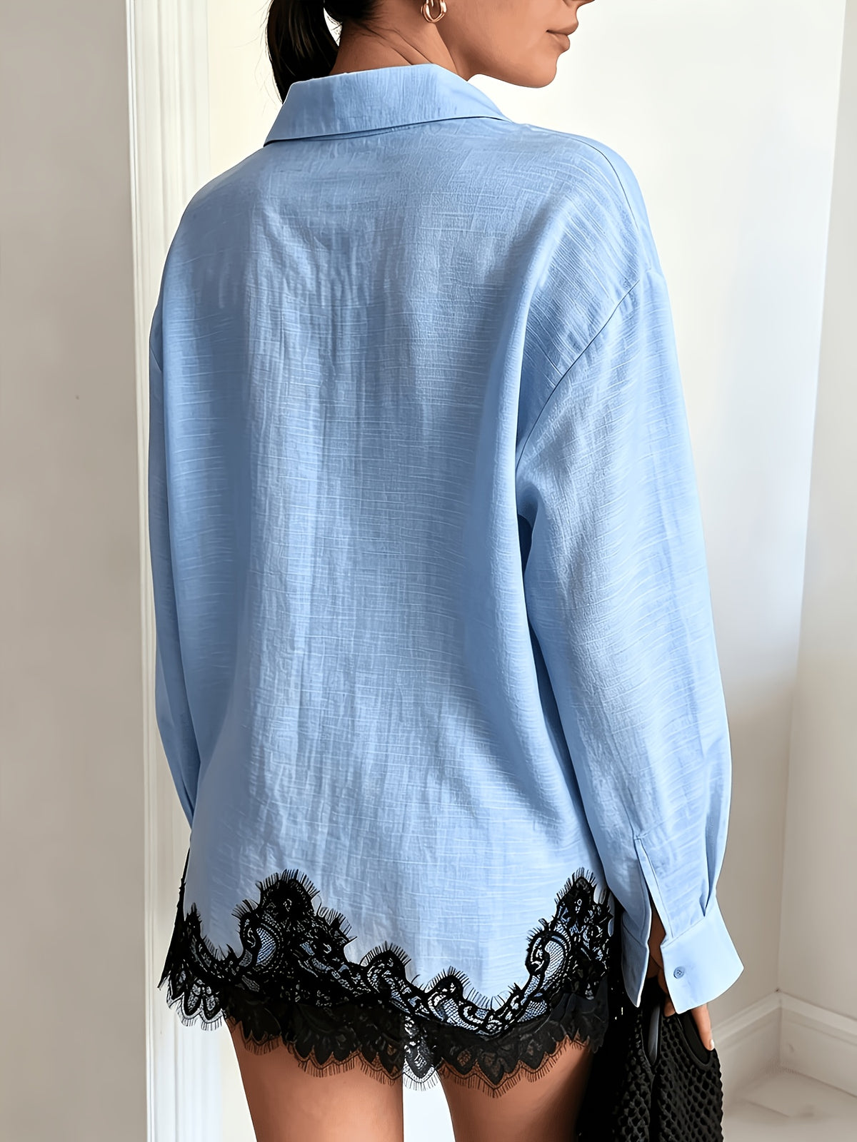 Chemise grande taille en dentelle, coupe droite, manches longues, effet ajouré, vu de dos