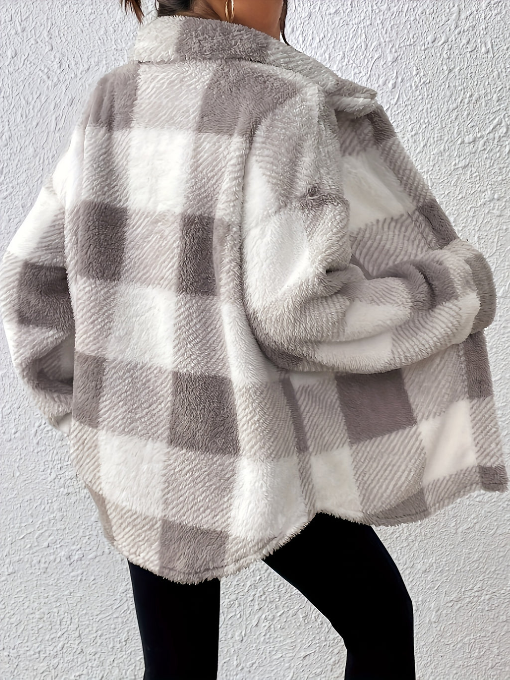 Veste grande taille à carreaux, col mao, boutonnage, manches longues, mise en situation