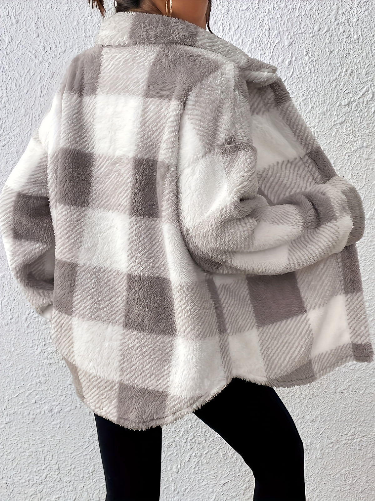 Veste grande taille à carreaux, col mao, boutonnage, manches longues, mise en situation