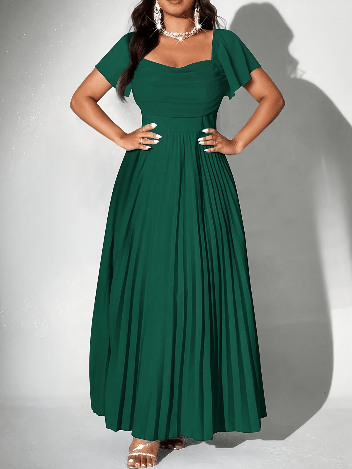 Robe d'invitée grande taille — Col carré et jupe plissée