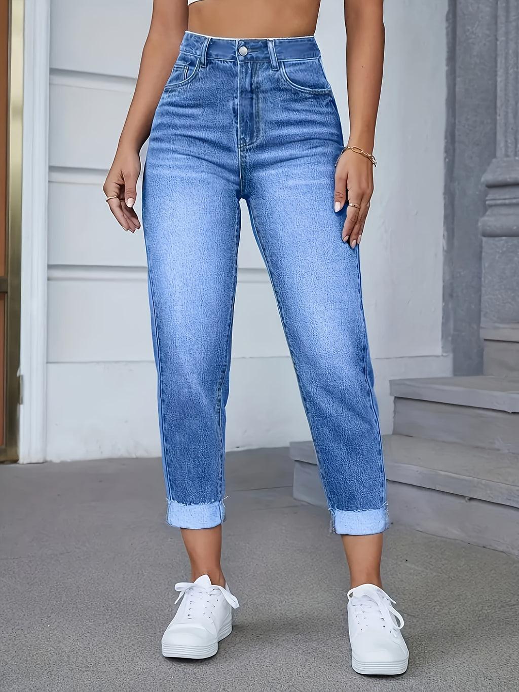 Jean grande taille, fermeture zippée, tenue franche, détail du tissu