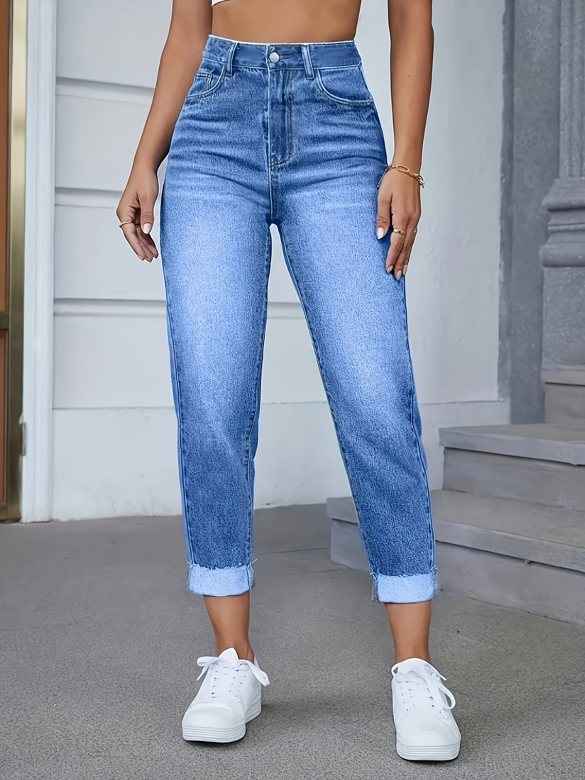 Jean grande taille, fermeture zippée, tenue franche, détail du tissu