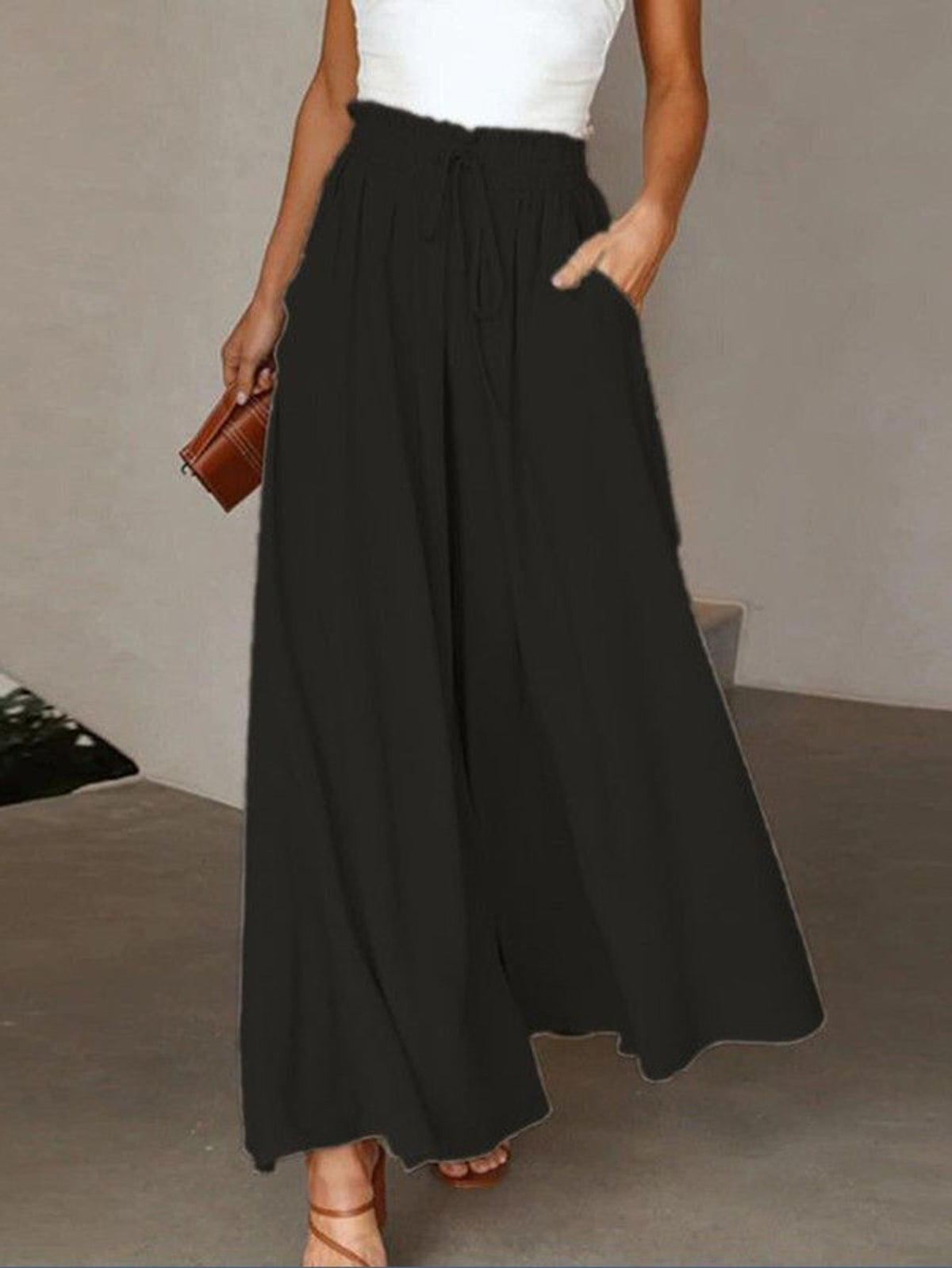 Pantalon grande taille, coupe évasée, toucher naturel, porté de face