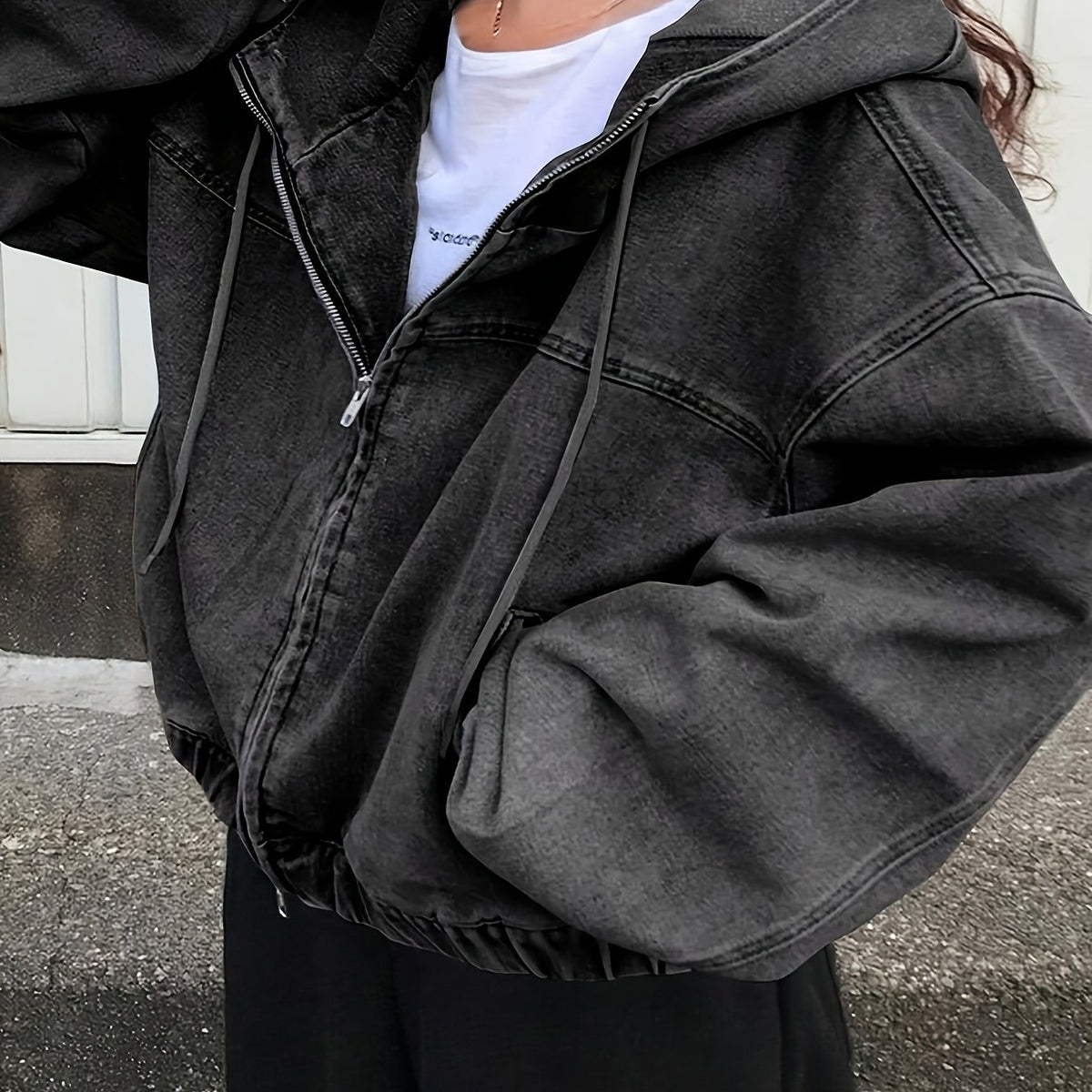 Veste grande taille, coupe ample, capuche, tenue franche — matière : denim Image