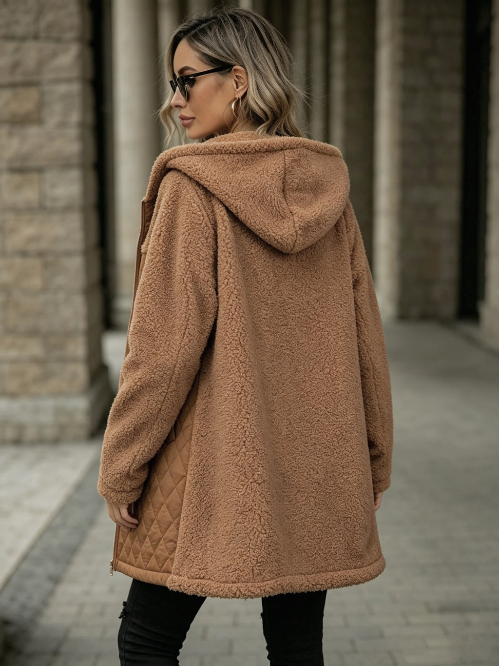 Manteau grande taille, coupe ample, fermeture zippée, capuche, vu de dos