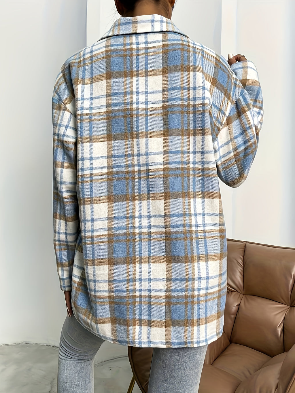 Chemise grande taille à carreaux, poches pratiques, détail du col