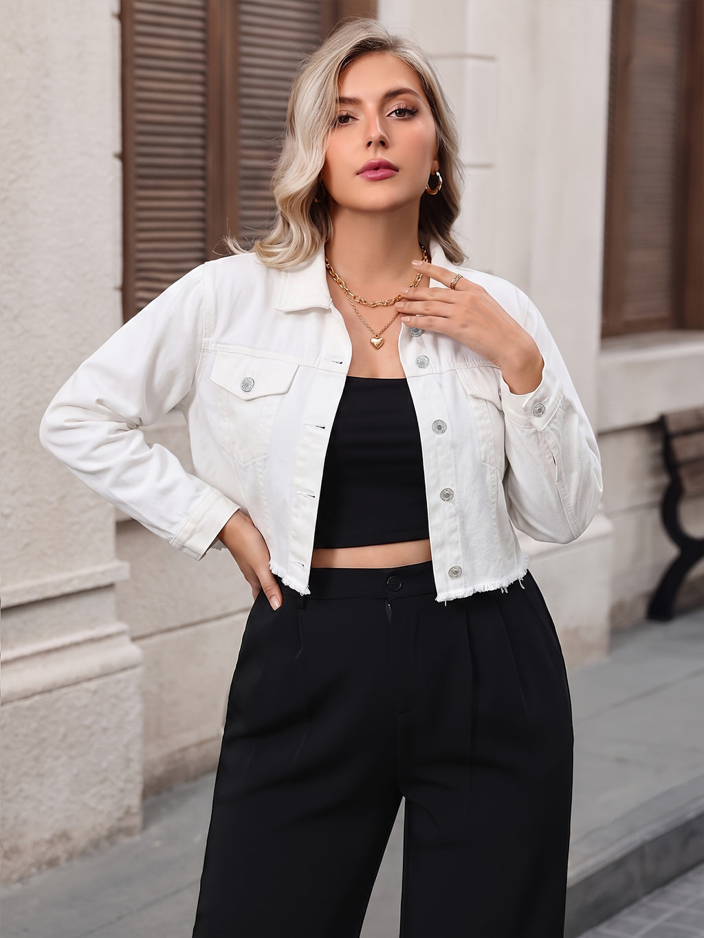 Veste grande taille, col à revers, boutonnage, tenue franche, porté de face