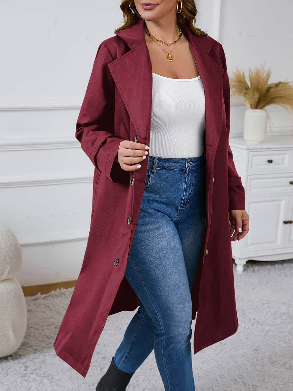 Manteau grande taille, coupe longue, col à revers, boutonnage, vue de profil