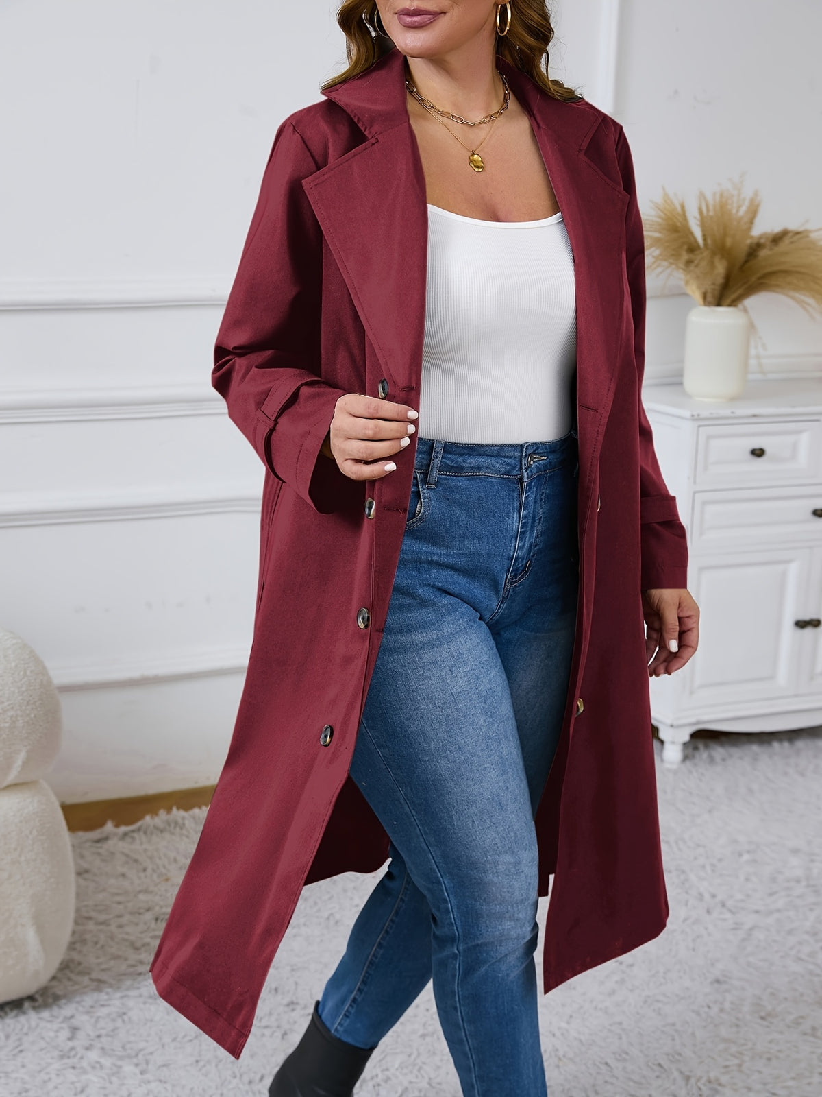 Manteau grande taille, coupe longue, col à revers, boutonnage, vue de profil