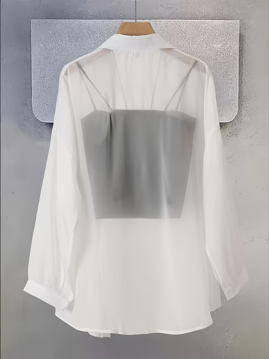 Chemise grande taille, coupe oversize, col cardigan, manches longues, porté de face