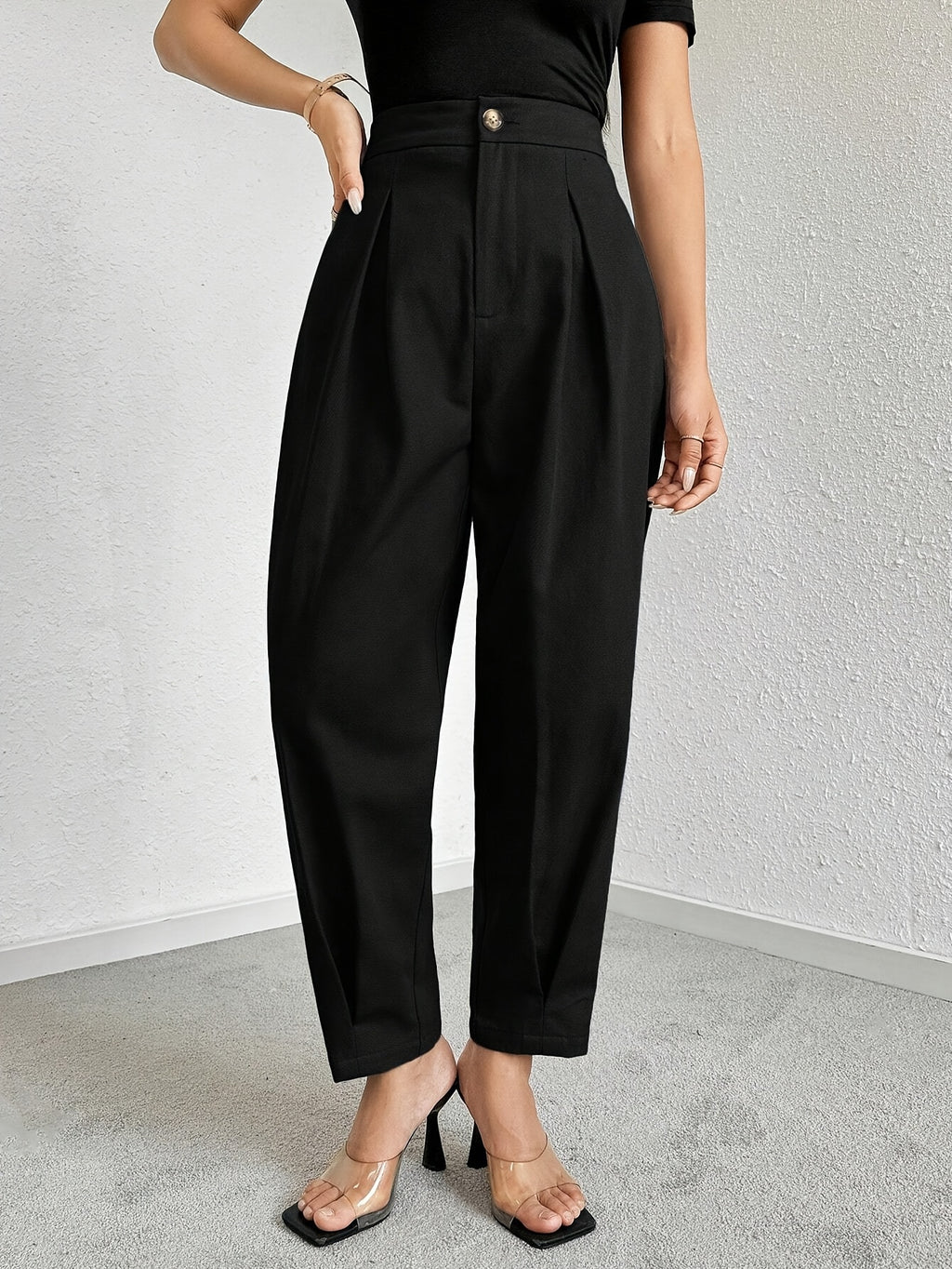 Pantalon carotte grande taille — Plis creux et bouton doré