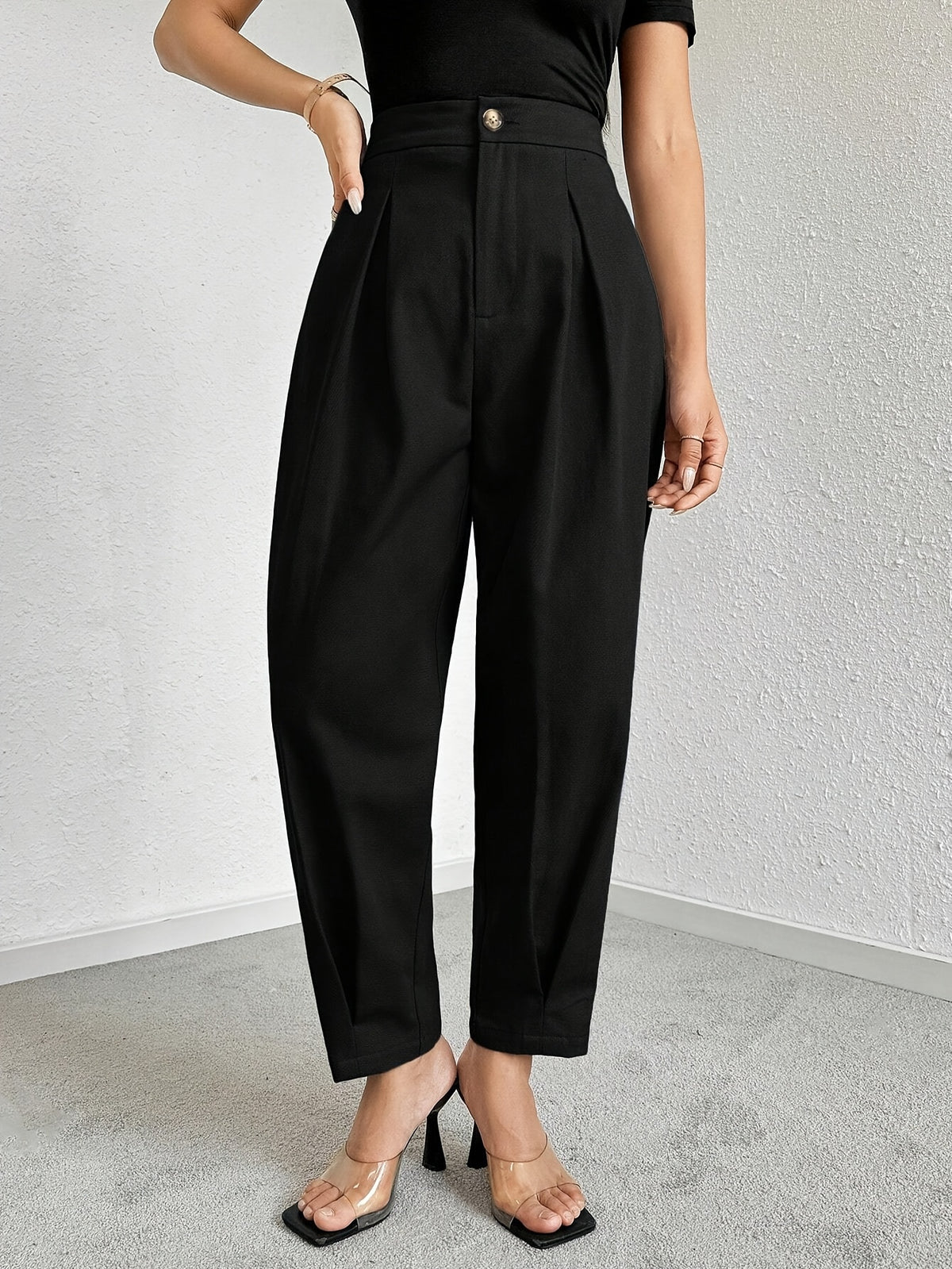 Pantalon carotte grande taille — Plis creux et bouton doré