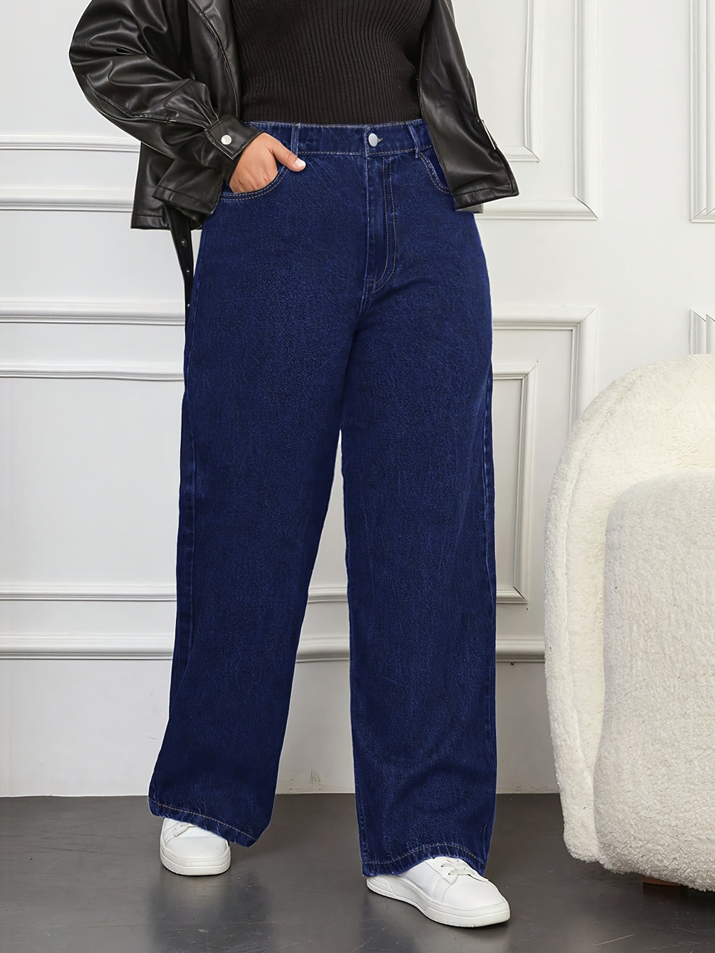 Jean grande taille, coupe droite, boutonnage, tenue franche, porté de face