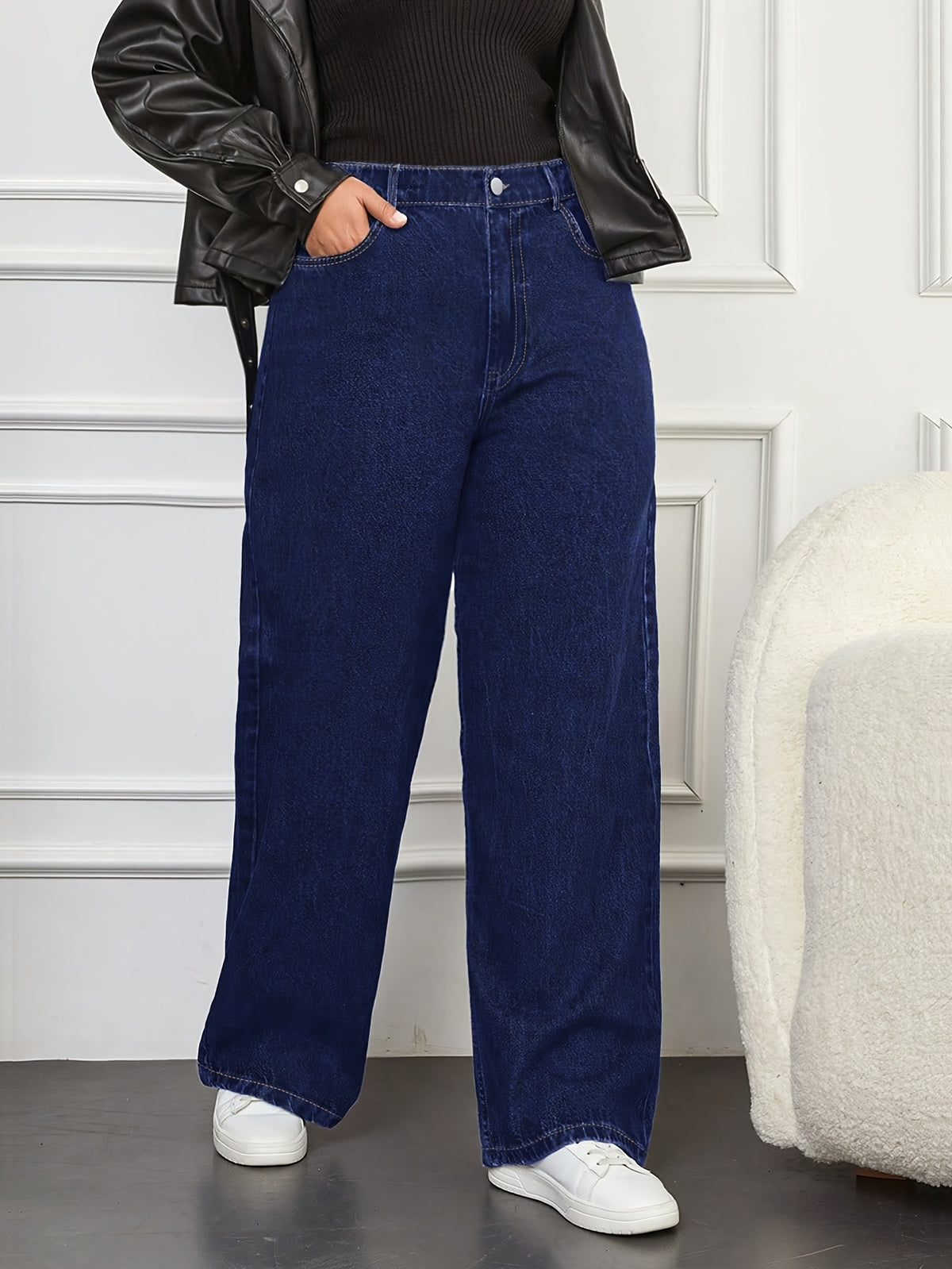 Jean grande taille, coupe droite, boutonnage, tenue franche, porté de face