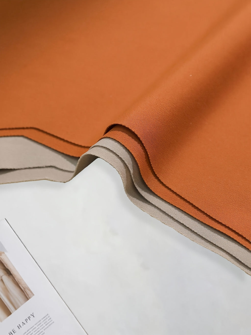 Culotte grande taille, allure élégante, détail du tissu