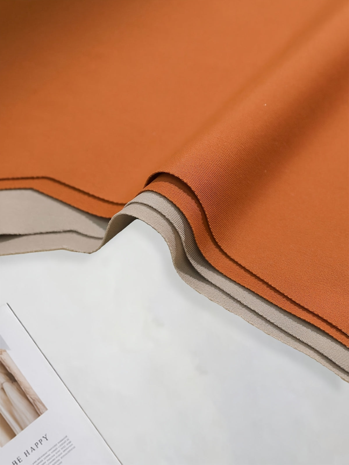 Culotte grande taille, allure élégante, détail du tissu