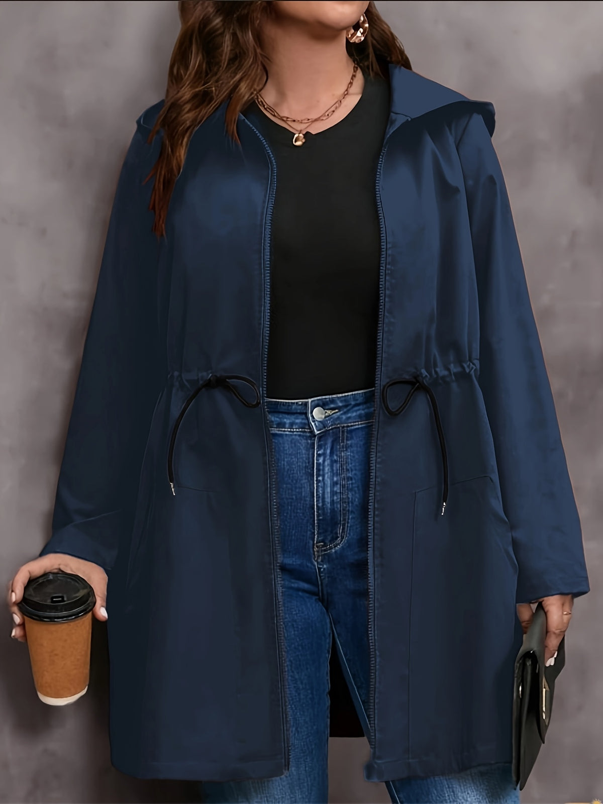 Manteau grande taille, capuche, ligne nette, vu de dos