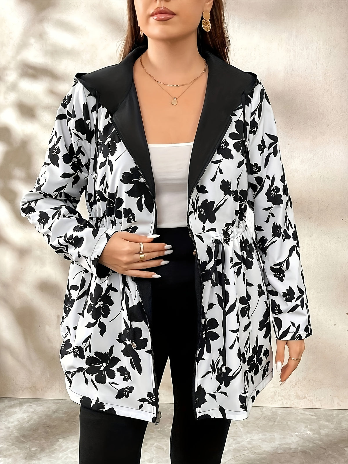 Veste grande taille, capuche, poches plaquées, esprit décontracté, détail du tissu