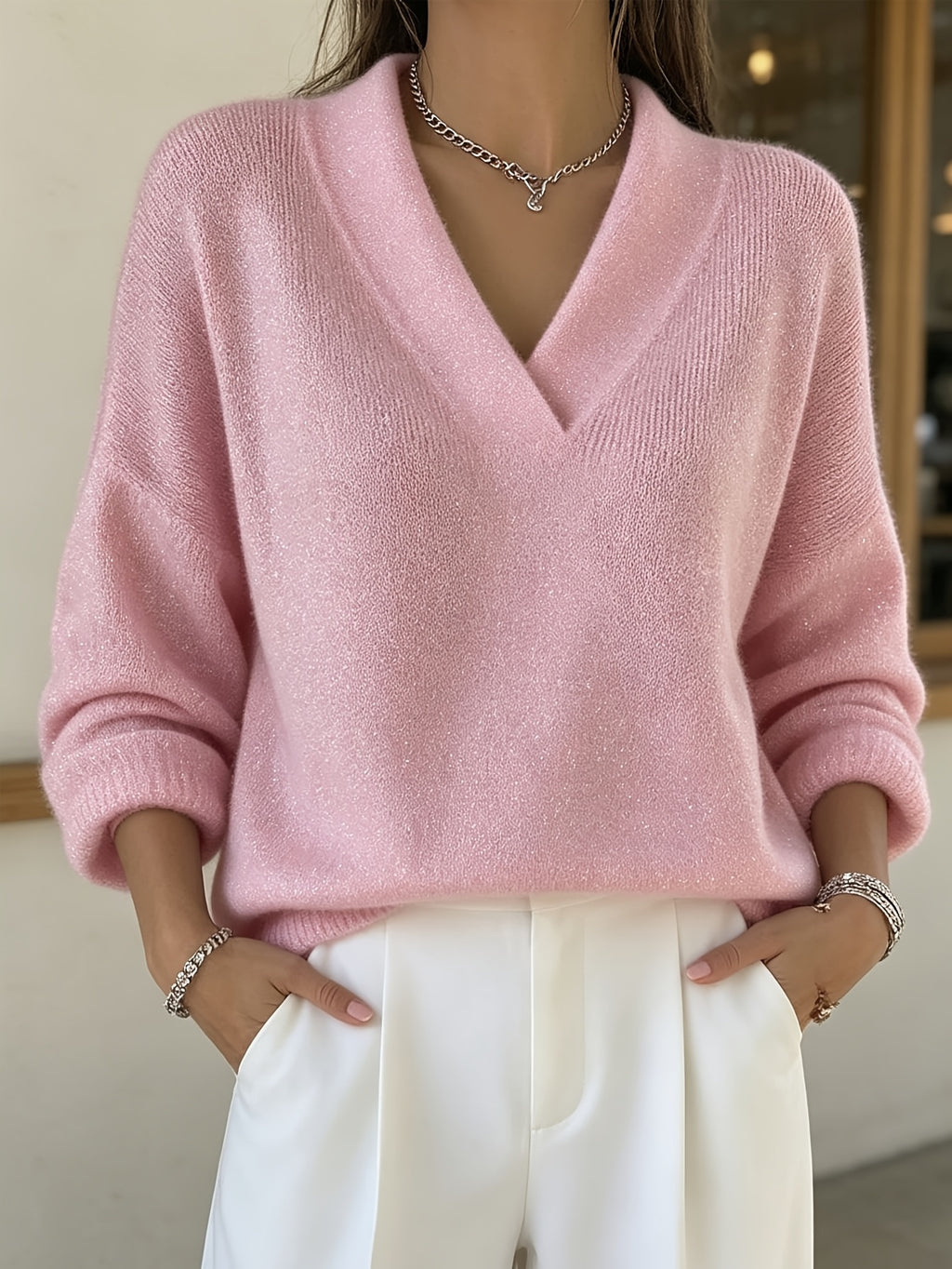 Pull grande taille, coupe oversize, col V, manches longues, détail du tissu