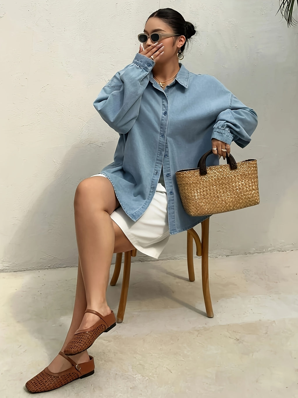Chemise grande taille, coupe oversize, tenue franche, porté de face