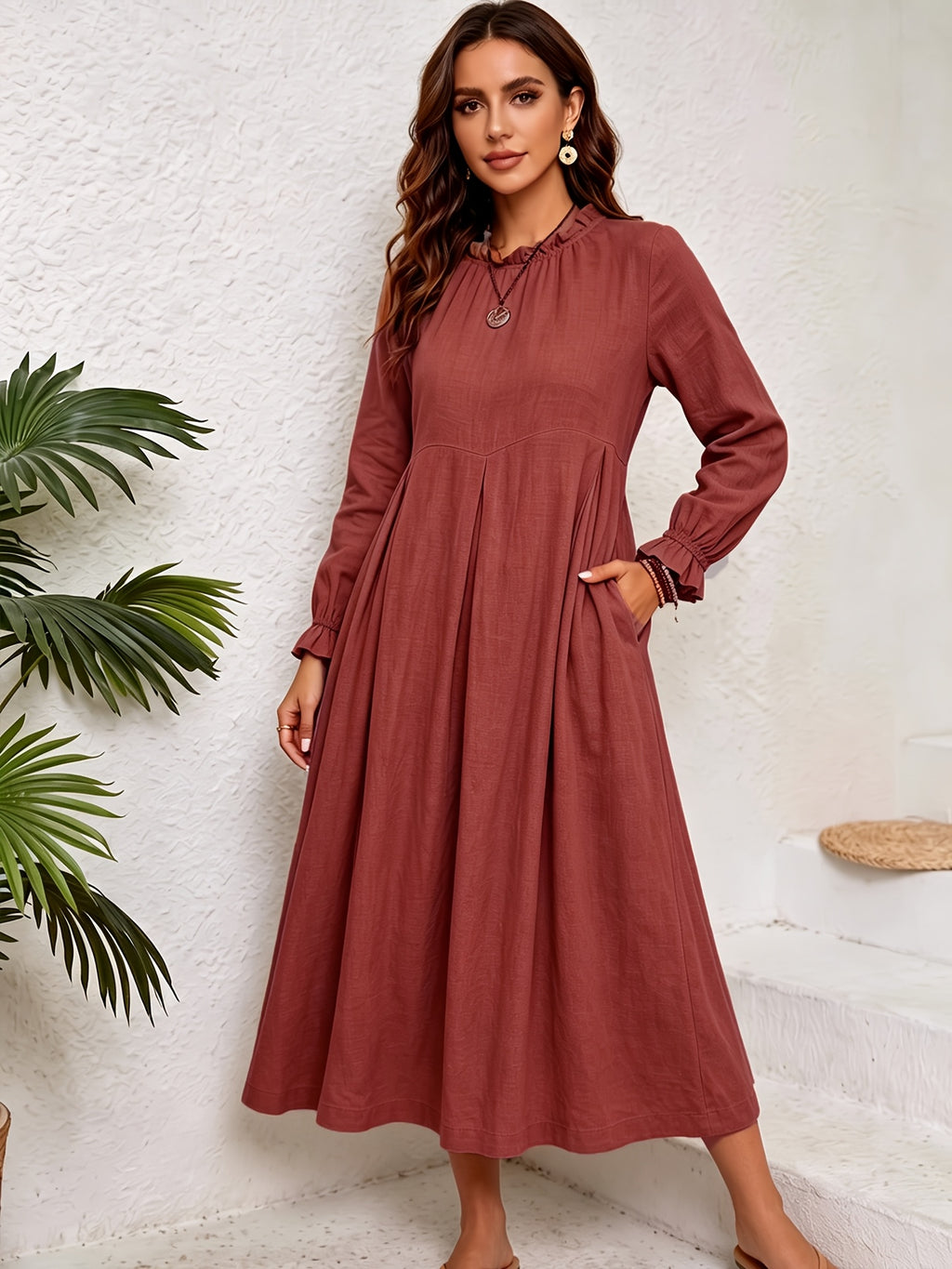 Robe midi grande taille en lin — Col à volant et ourlet croisé
