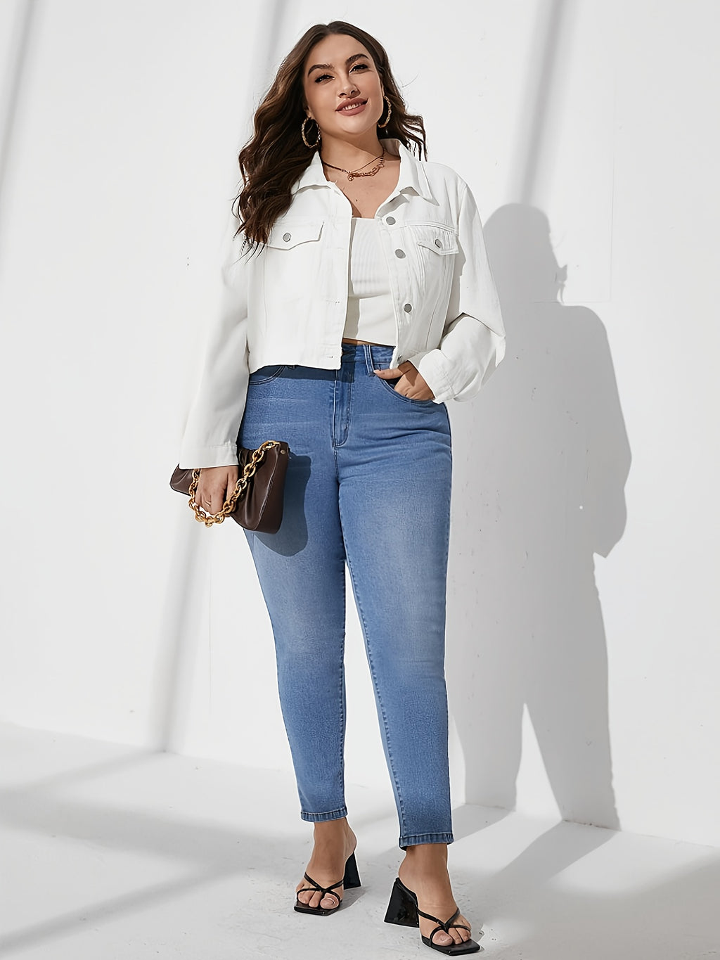 Veste grande taille, coupe oversize, col à revers, boutonnage, détail du tissu