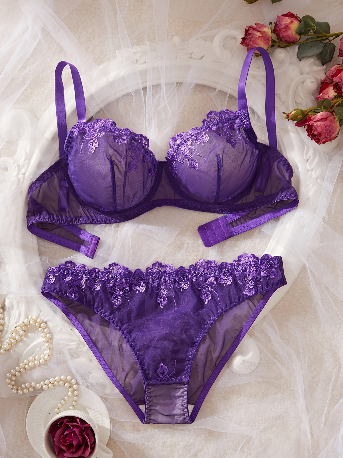 Ensemble grande taille à broderies, allure élégante, gros plan