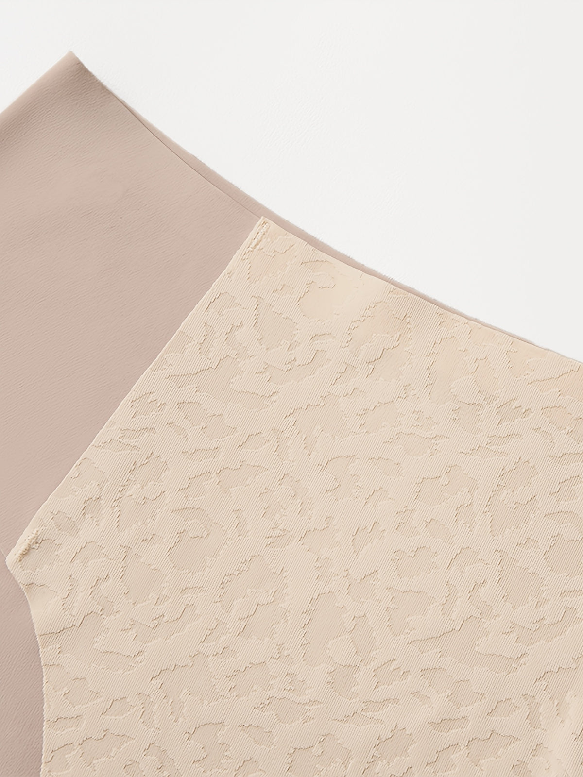 Culotte grande taille en dentelle, broderie, effet ajouré, mise en situation