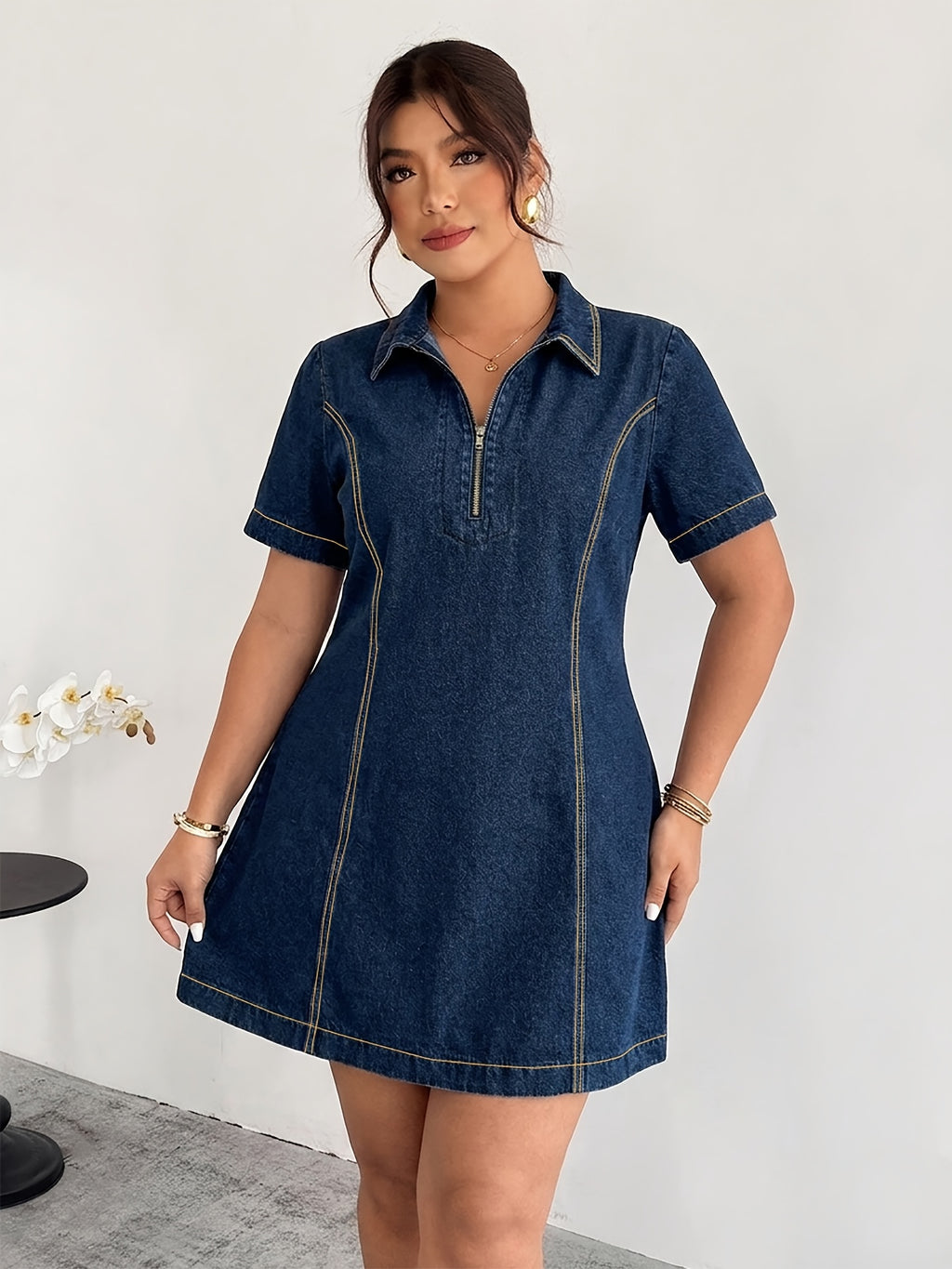 Robe grande taille, coupe ample, manches longues, tenue franche, porté de face